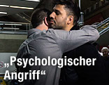 Der britische Journalist Glenn Greenwald und sein Lebenspartner David Miranda auf dem Flughafen von Rio de Janeiro