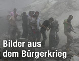 Menschen flüchten nach Bombenangriff