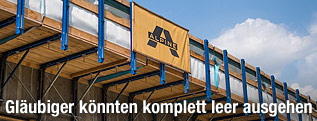 Alpine-Logo auf einer eingerüsteten Brücke