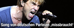 Frontmann der Band "Tote Hosen" Campino mit Mikrofon