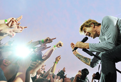 © APAEPA/dpa/Matthias Balk Frontmann der Band "Tote Hosen" Campino singt auf der Bühne gemeinsam mit Fans