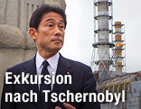 Der japanische Außenminister Fumio Kishida besucht die Atomruine in Tschernobyl