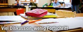 Federpennal in einem Klassenzimmer