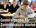Sch&uuml;ler w&auml;hrend einer schriftlichen Maturapr&uuml;fung