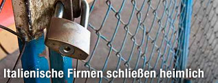 Vorhängeschloss auf einem Zaun