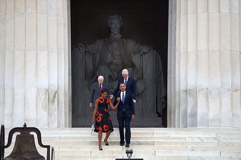 © APA/EPA/Shawn Thew Ex-Präsidenten Jimmy Carter und Bill Clinton und US-Präsident Barack Obama mit Ehefrau Michelle vor dem Lincoln Memorial in Washington
