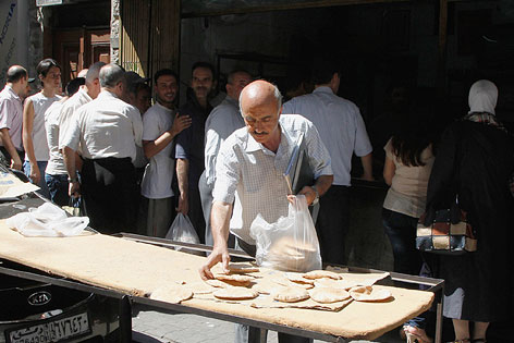 © Reuters/Khaled al-Hariri Menschen vor Bäckerei in Damaskus