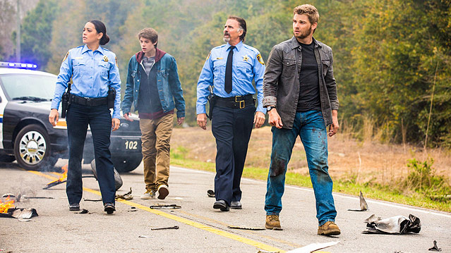 © ORF/Pro7 Szene aus "Under the Dome" mit Natalie Martinez, Colin Ford, Jeff Fahey und Mike Vogel