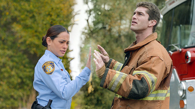 © ORF/Pro7 In einer Szene aus "Under the Dome" stehen Natalie Martinez und Josh Carter an einer unsichtbaren Wand