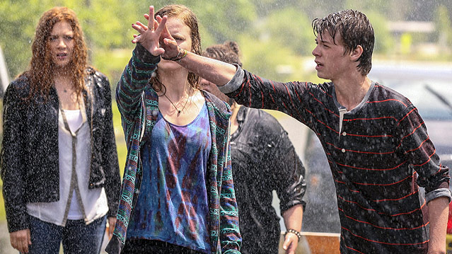 © ORF/Sevenone International/Kent Smith Szene aus "Under the Dome" mit Mackenzie Lintz, Colin Ford, Rachelle LeFevre und Jolene Purdy