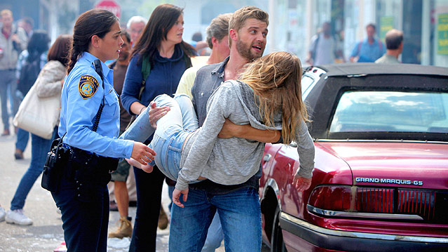© ORF/Sevenone International/James Bridges In einer Szene aus "Under the Dome" trägt Mike Vogel Britt Robertson