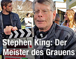Stephen King mit Filmklappe