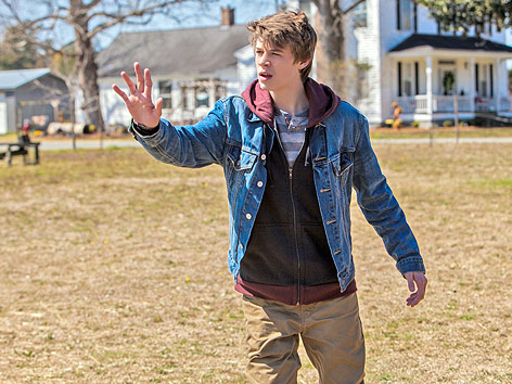 Szene aus "Under the Dome" in der Joe (Colin Ford) die Hand an eine unsichtbare Wand hält