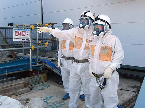 © APA/EPA/TEPCO Wissenschaftler im AKW Fukushima
