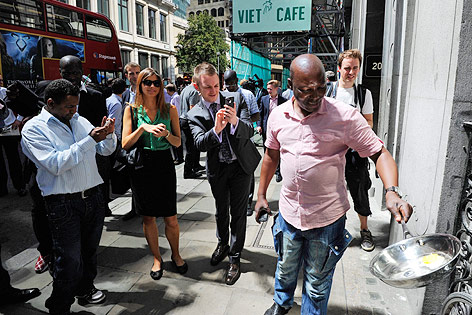 © APA/EPA/Facundo Arrizabalaga Eine Person brät mit den Reflexionen des Wolkenkratzers "20 Fenchurch Street" in einer Pfanne ein Spiegelei