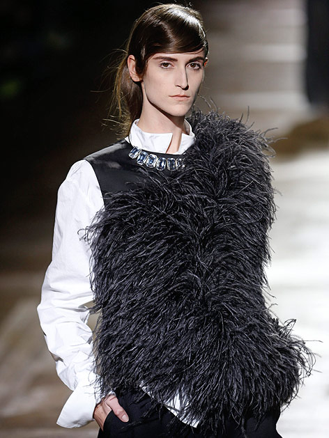 © APA/EPA/Ian Langsdon Federpullunder von Dries Van Noten
