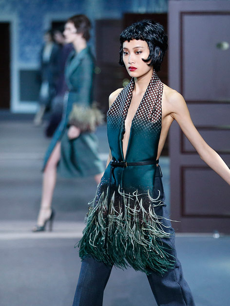 © APA/AP/Jacques Brinon Federnkleid von Marc Jacobs für Louis Vuitton