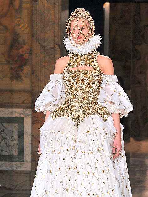 © APA/AP/Zacharie Scheurer Opulente Robe von Alexander McQueen