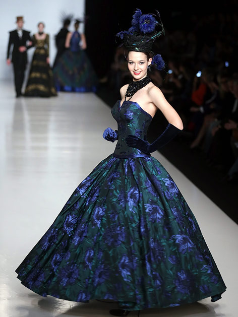 © APA/EPA/Maxim Shipenkov Opulente Robe von Slava Zaitsev