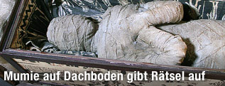 Sarkophag mit Mumie auf einem Dachboden