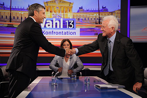 Michael Spindelegger und Frank Stronachbegrüßen sich im ORF-Studio