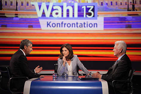 Michael Spindelegger (ÖVP) und Frank Stronach (Team Stronach) im TV-Duell mit ORF-Moderatorin Ingrid Thurnher 