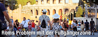 Touristen vor dem Kolosseum in Rom