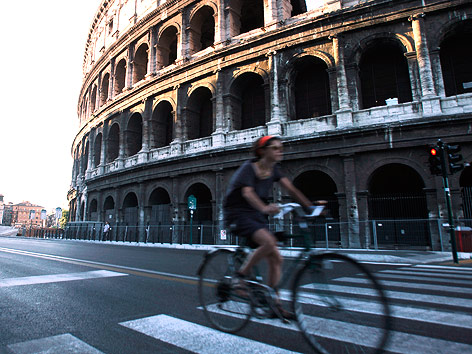 © AP/Riccardo De Luca Radfahrerin vor dem Kollosseum