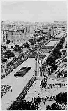 © Public Domain Schwarzweißansicht der Via Fori Imperiali