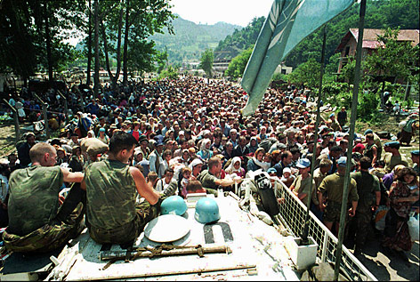 © AP Archivfoto von niederländischen UN-Soldaten, welche Flüchtlinge aus Srebrenica beobachten