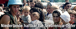 Archivfoto eines niederl&auml;ndischen UN-Soldaten in Srebrenica neben Fl&uuml;chtlingen