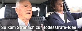 Frank Stronach während der Aufzeichnung zur ORF-Sendung "Wahlfahrt" im Auto neben ORF-Journalist Hannoh Settele