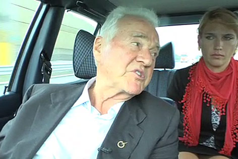 © ORF Frank Stronach und seine Mitarbeiterin Kathrin Nachbaur im Auto