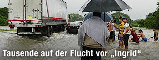 Menschen in den Wassermassen