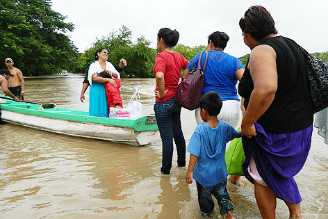 Menschen werden mit einem Boot evakuiert