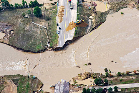 © APA/AP/John Wark Weggespülte Straße in Weld County, Colorado