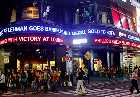 © Reuters/Joshua Lott Am Times Square in New York ist die Nachricht von der Lehman-Pleite zu lesen
