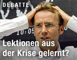 Ein Börsenhändler greift sich besorgt an den Kopf
