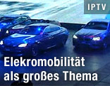 Autos auf einer Bühne der IAA