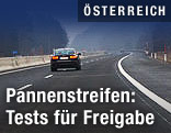 Auto und Pannestreifen auf der Autobahn