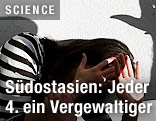 Frau schützt sich vor Schlägen