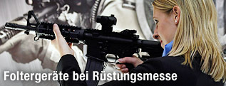 Frau mit Gewehr