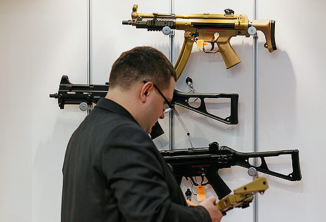 © Reuters/Stefan Wermuth Besucher bei Waffenmesse