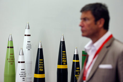 © Reuters/Stefan Wermuth Besucher bei Waffenmesse