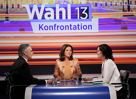 © ORF/Milenko Badzic Der Spitzenkandidat der SPÖ, Werner Faymann, und die Spitzenkandidatin der Grünen, Eva Glawischnig, mit Moderatorin Ingrid Thurnher bei der ORF-Konfrontation