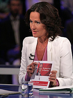 © ORF/Milenko Badzic Eva Glawischnig hält ein Taferl in der Hand