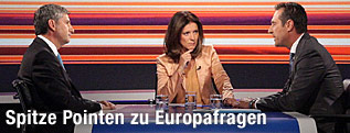 Die Spitzenkandidaten Michael Spindelegger (&Ouml;VP) und Heinz-Christian Strache (FP&Ouml;) mit ORF-Moderatorin  Ingrid Thurnher