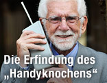 Martin Cooper mit einem Motorola DynaTAC