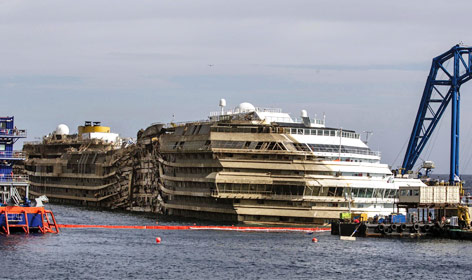 © APA/EPA/ANSA/Angelo Carconi Aufgerichtetes Wrack der "Costa Concordia"
