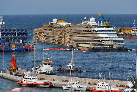 © Reuters/Tony Gentile Das aufgerichtete Wrack der "Costa Concordia"